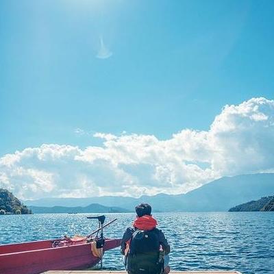 黄龙旅游？亲您好，个人觉得九寨沟10月底，11月初的景色最美，当然慕名而来的游客也很多，到了秋季，九寨沟里面的树林有的树叶子开始变。那么，黄龙旅游？一起来了解下吧。