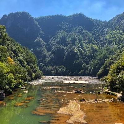 庐山在哪里？地处江西省九江市庐山市境内，山体呈椭圆形，典型的地垒式块段山。那么，庐山在哪里？一起来了解下吧。