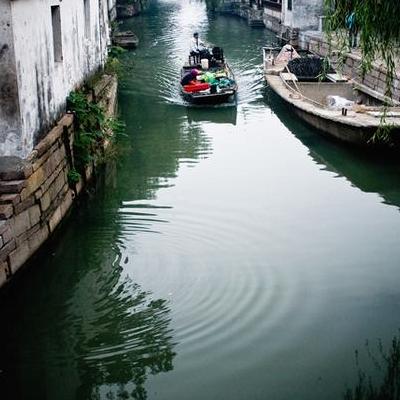 北京旅游点？北京对外开放的旅游景点达200多处，有世界上最大的皇宫紫禁城、祭天神庙天坛、皇家园林北海公园、颐和园和圆明园，还有八达岭长城、慕田峪长城以及世界上最大的四合院恭王府等名胜古迹。那么，北京旅游点？一起来了解下吧。