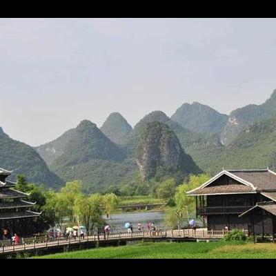 昆山美食？奥灶馆座落在马鞍山南麓玉山镇亭林路上，为半山桥堍两层仿古式楼房，店门上面挂着著名书画家宋文治老先生亲笔题字“百年老店奥灶馆”。那么，昆山美食？一起来了解下吧。