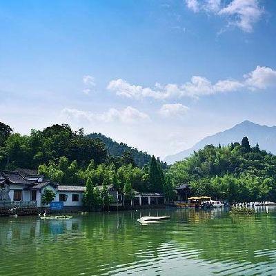 荷兰在哪里？荷兰地势非常平坦，但在东部和南部由几座山丘。那么，荷兰在哪里？一起来了解下吧。