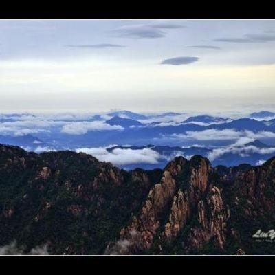 嵖岈山风景区？天磨湖景区四季风光如画，山上群峰峥嵘，奇石突兀，洞壑幽邃，层峦叠峰；山下波光潋滟，鱼翔浅底，水鸟翩跹，湖光山色，既有南方之灵秀，又有北方之雄浑。那么，嵖岈山风景区？一起来了解下吧。